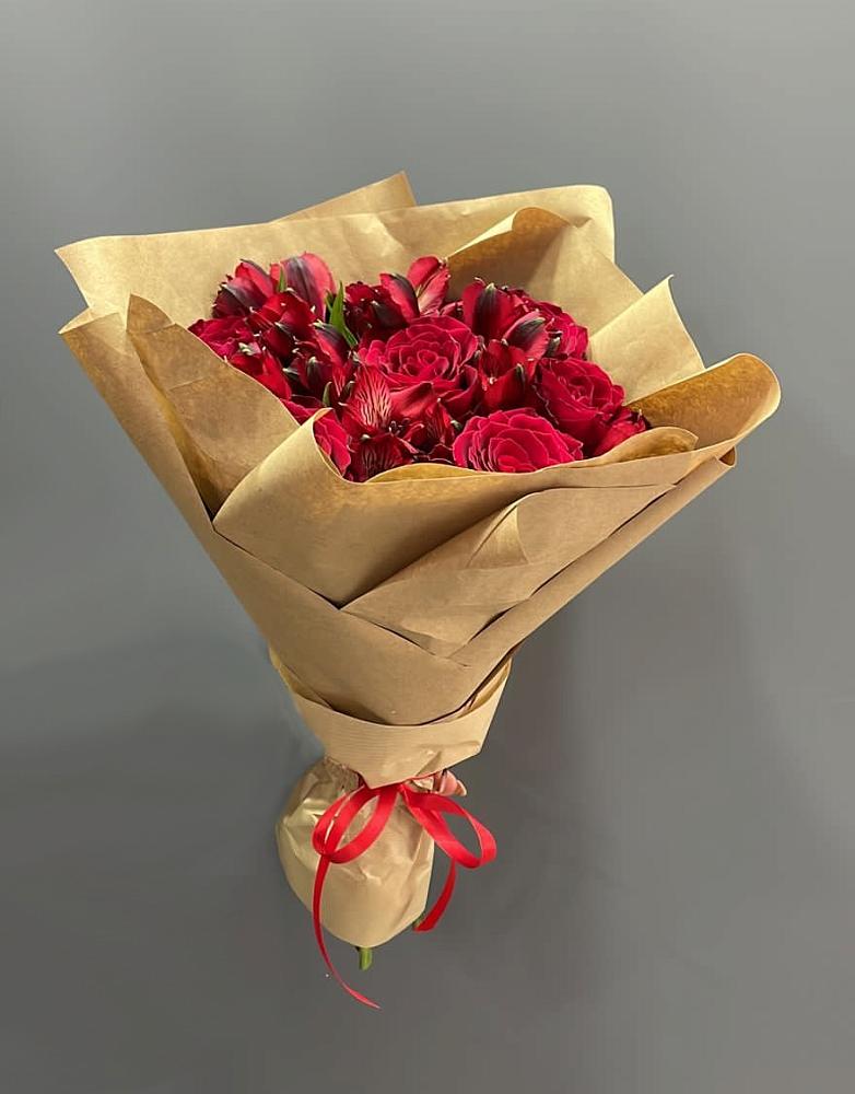 Букет цветов из: Альстромерии и Розы в Нежинском