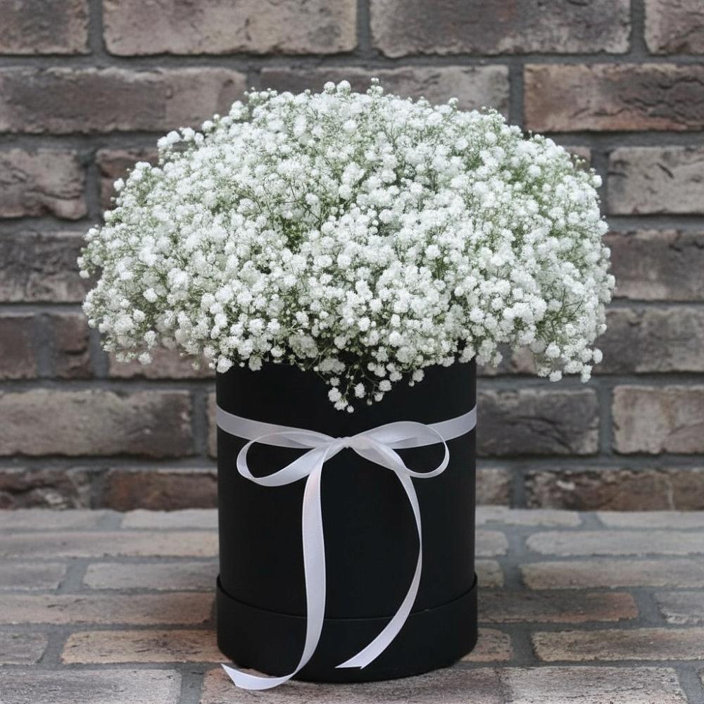 Цветочная композиция из Гипсофила в шляпной коробке в Нежинском