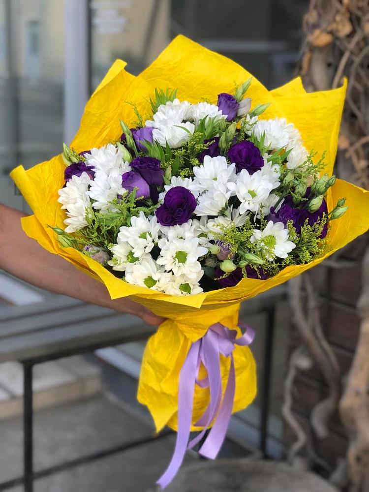 Букет цветов из: Ирисы, Хризантемы и Ромашки в Нежинском