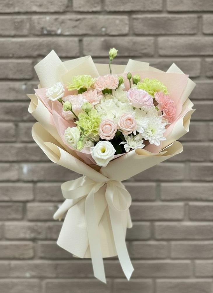 Букет цветов из: Гвоздики, Розы, Лизиантусы и Хризантемы в Нежинском