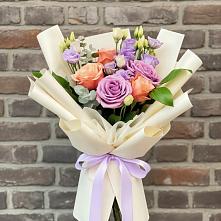 Букет цветов из:  Лизиантусы и Розы в Нежинском