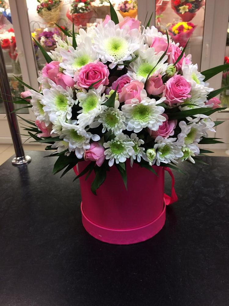 Цветочная композиция из Розы и Хризантемы в шляпной коробке в Нежинском