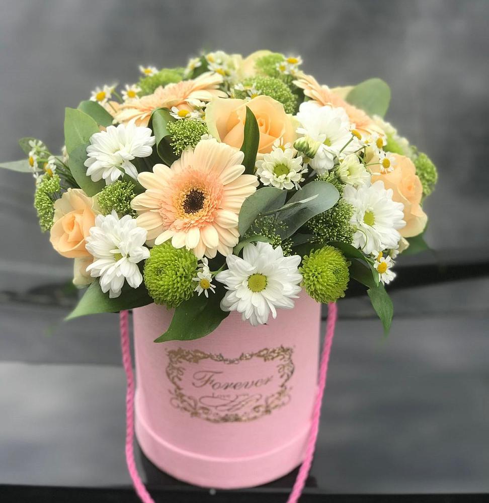 Цветочная композиция из Розы, Герберы и Хризантемы в шляпной коробке в Нежинском