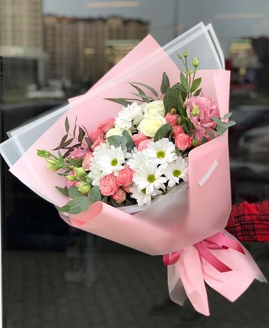 Букет цветов из: Розы, Лизиантусы и Хризантемы в Нежинском