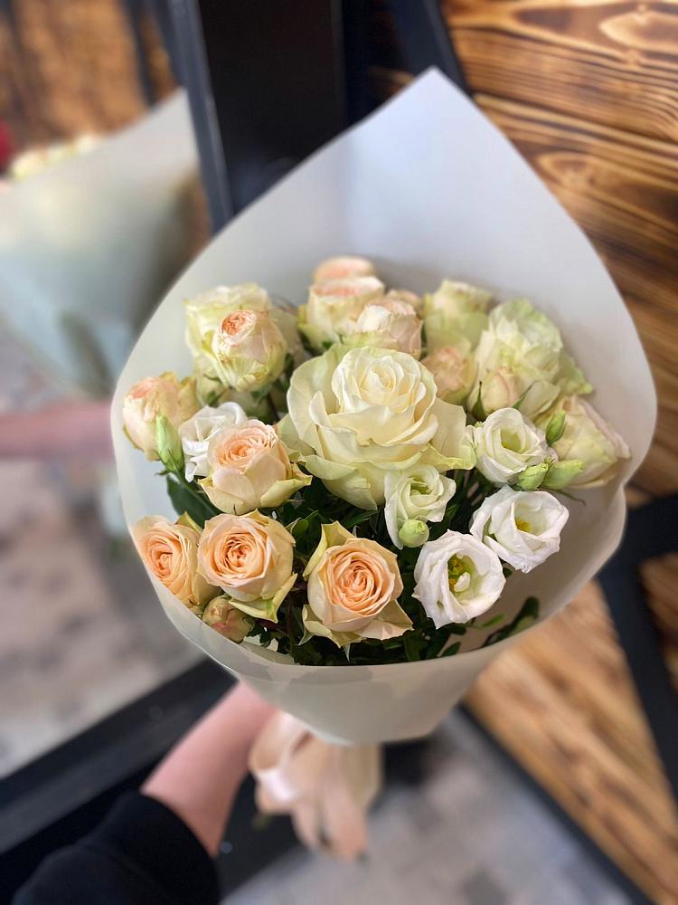 Букет цветов из: Розы и Лизиантусы в Нежинском